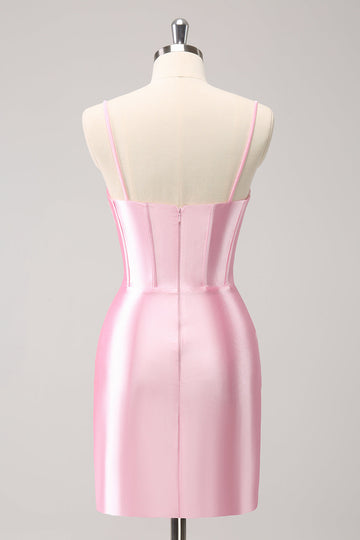 Vestido de fiesta ajustado con cuentas y tirantes finos en color rosa intenso